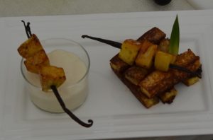 Mouillettes de brioches perdue, brochette d'ananas et crème au rhum