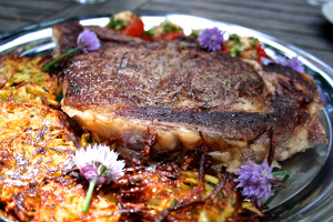 Entrecôtes à la plancha, pommes paillasson et tomates provençales